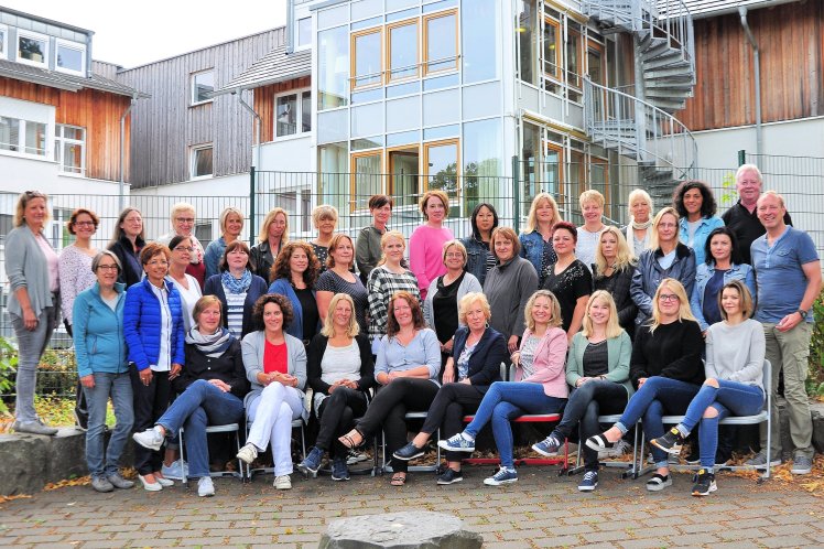 Kollegium Gruppe Gruppenbild Mitarbeiter Schulhof
